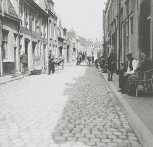876888 Gezicht in de Koningstraat in Wijk C te Utrecht, naar het noordwesten. Met veel mensen die buiten voor hun ...